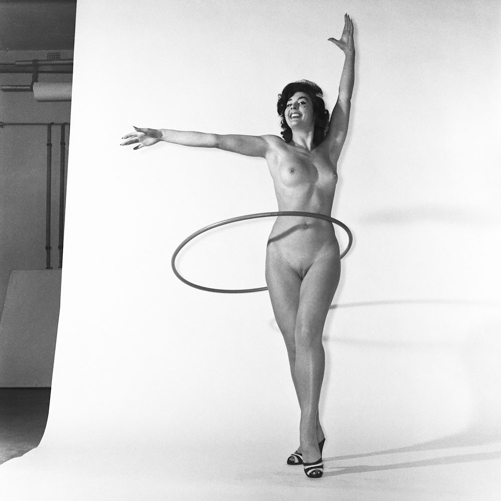 Photo by Stephen Glass. Lee Sothern hula hooping nude.