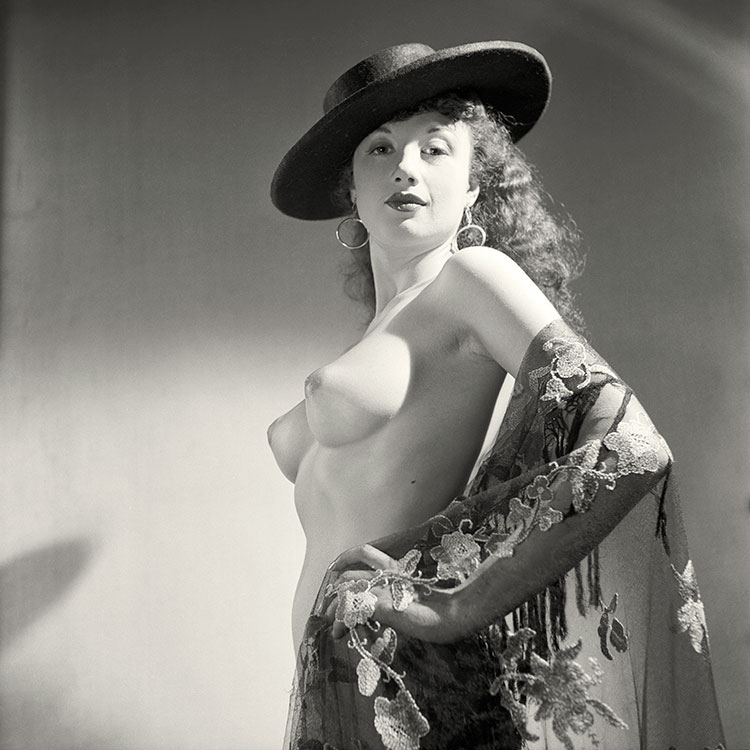 An early nude portrait of Pamela Green by the photographer Stephen Glass. This time with a Spanish flavour.