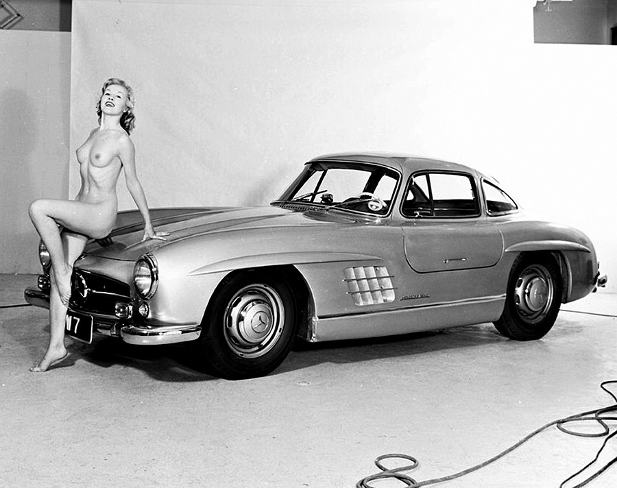 Naked model with Mercedes 300 SL Gullwing Coupe